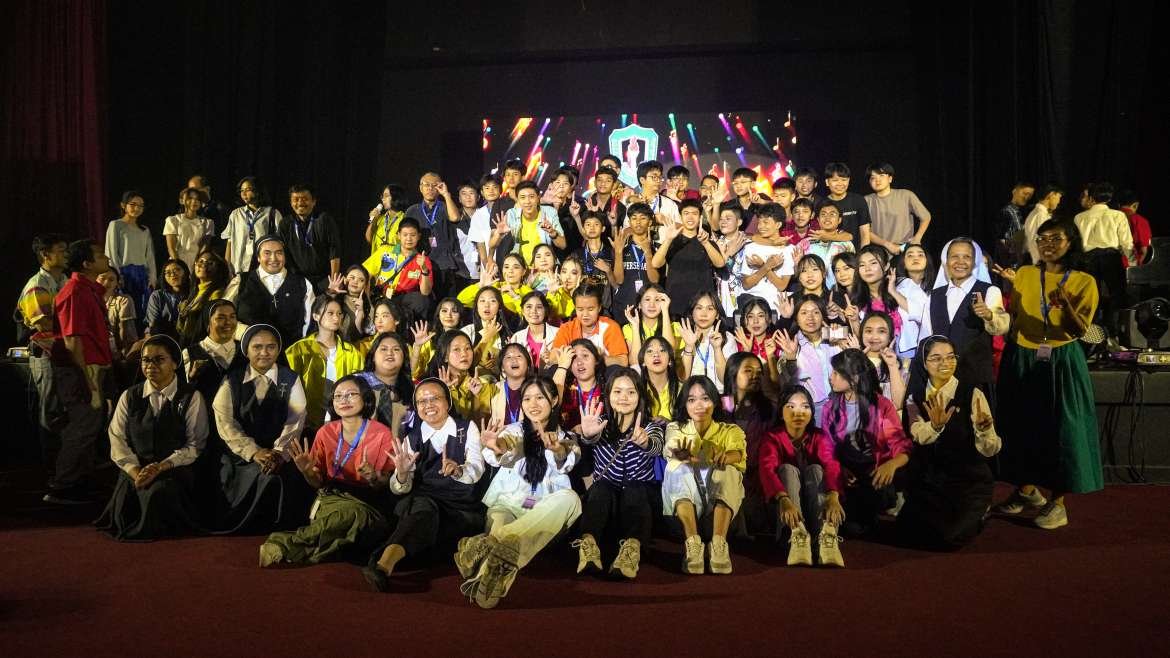 Cahaya Generasi Muda Penuh Warna: Gemerlap Kreativitas Tanpa Batas