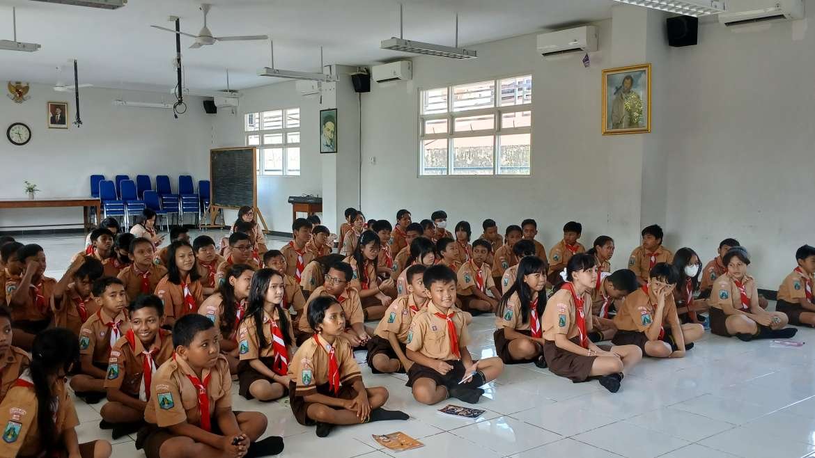 KEGIATAN KAKAK KELAS MENGAJAR BERSAMA KONSELOR SEBAYA DI SD KATOLIK SANTO ALOYSIUS SURABAYA