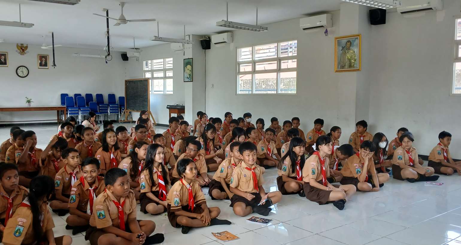 KEGIATAN KAKAK KELAS MENGAJAR BERSAMA KONSELOR SEBAYA DI SD KATOLIK SANTO ALOYSIUS SURABAYA