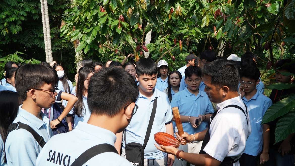 STUDY TOUR KE BALI: PENGALAMAN BELAJAR DAN REKREASI SISWA KELAS IX SMP KATOLIK SANTA CLARA SURABAYA