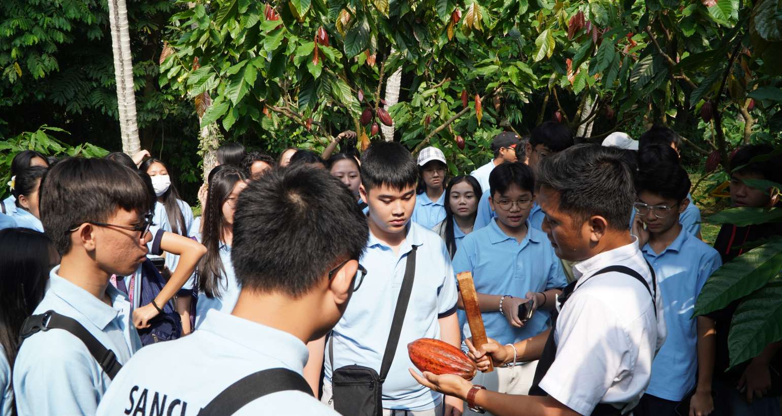 STUDY TOUR KE BALI: PENGALAMAN BELAJAR DAN REKREASI SISWA KELAS IX SMP KATOLIK SANTA CLARA SURABAYA