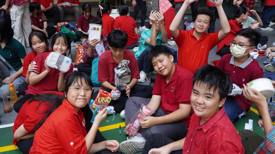 PESTA NATAL SEKOLAH, MERAYAKAN SUKACITA DALAM KEBERSAMAAN