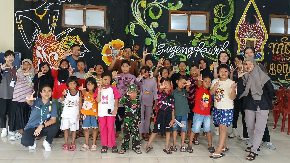 KEGIATAN MENDONGENG BERSAMA PUSTAKAWAN JUNIOR DI TAMAN BACA MASYARAKAT (TBM) BALAI RW 2 KERTAJAYA